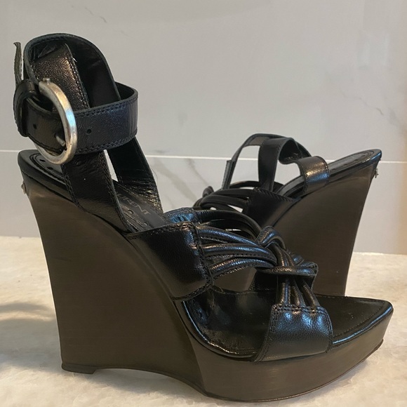 Yves Saint Laurent platform sandal. - Picture 2 of 3